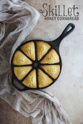 The Ultimate Thanksgiving Recipe Guide with all your favorite heavy hitters, Roasted Turkey, Lump Free Gravy, Homemade Dinner Rolls, and Pumpkin Pie. Come and get it! | m.albarakaa.com 终极感恩节食谱指南与所有你最喜欢的重量级人物,烤火鸡,无块肉汁,自制晚餐卷,和南瓜派。快来拿!| m.albarakaa.com