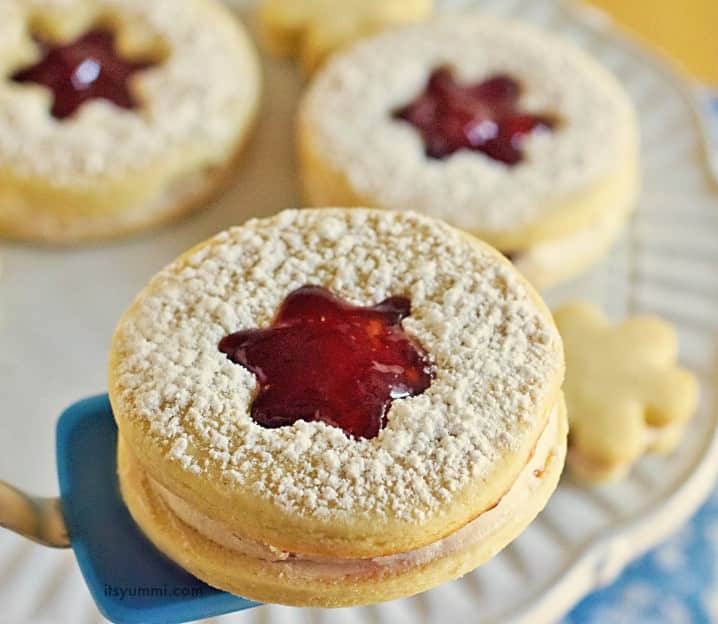 35 Must Have Christmas Cookie Recipes 铲上的草莓柠檬淋汁饼干
