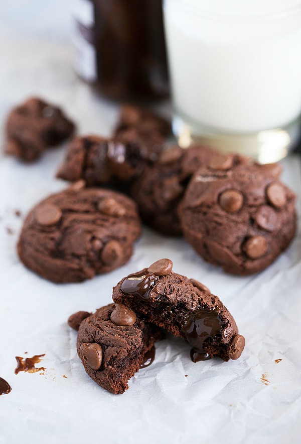 35 Must Have Christmas Cookie Recipes 三份巧克力热软糖布朗尼曲奇,分成两半