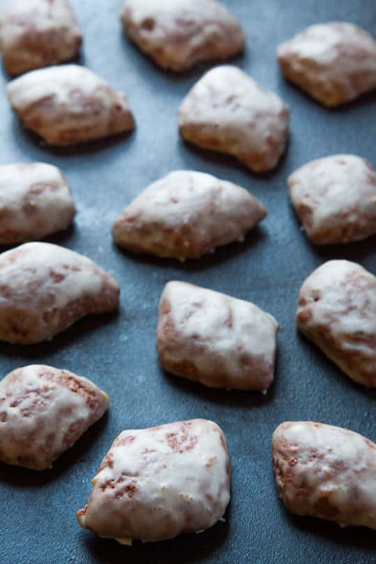 35 Must Have Christmas Cookie Recipes 烤盘上的肉桂和丁香橘色曲奇