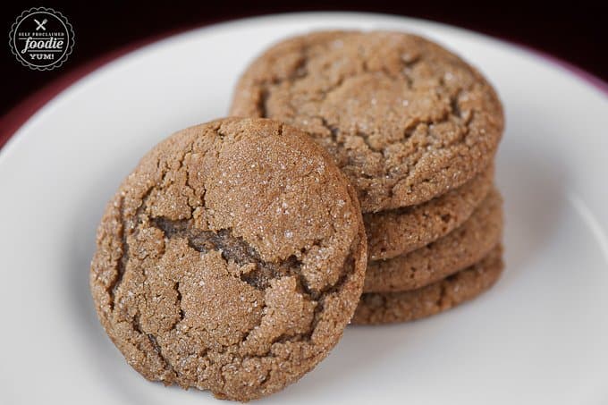 35 Must Have Christmas Cookie Recipes 在一个干净的白色盘子上的一堆糖蜜糖饼干