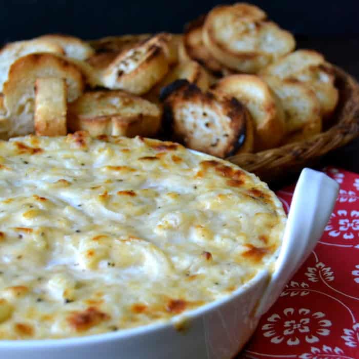 32 Easy Party Appetizers 一大碗洋葱蘸酱和一篮子烤面包
