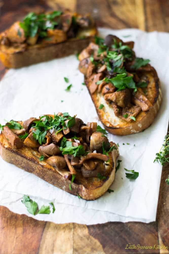 32 Easy Party Appetizers 三个烤蘑菇烤面包夹在纸巾上