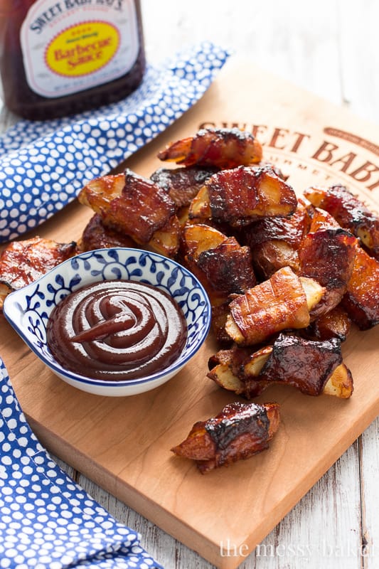 32 Easy Party Appetizers 切菜板上的一份培根包裹的烤土豆