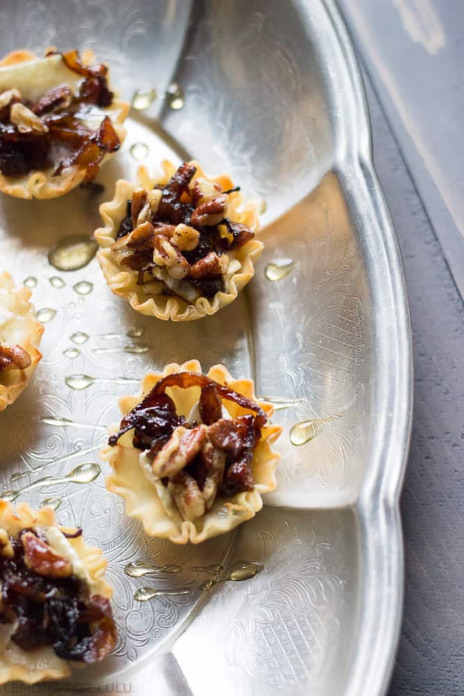 32 Easy Party Appetizers 四个烤布里干酪焦糖洋葱杯装在馅饼罐里
