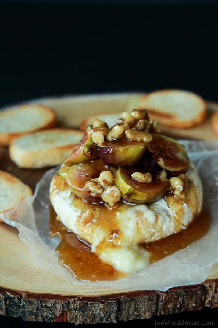 32 Easy Party Appetizers 木面烤布里奶酪配烤无花果蜂蜜核桃