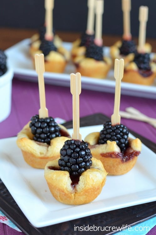 32 Easy Party Appetizers 三口黑莓布里奶酪在一个方形盘子上