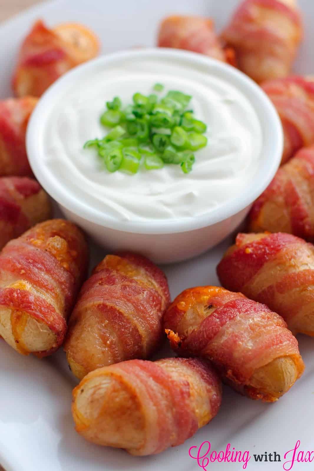 32 Easy Party Appetizers 切达培根土豆片配酸奶油