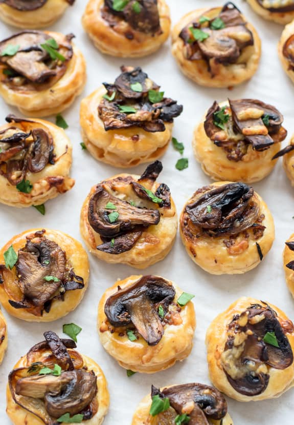 32 Easy Party Appetizers 奶酪蘑菇酥皮咬在一张羊皮纸上