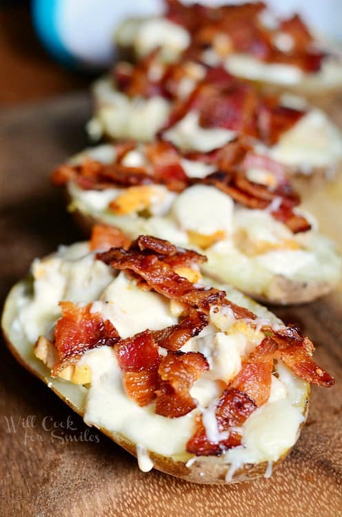 32 Easy Party Appetizers 五只鸡培根牧场装土豆皮排列成一排