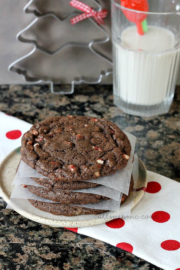 35 Must Have Christmas Cookie Recipes 巧克力薄荷饼干堆在几层羊皮纸之间