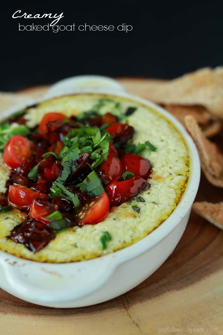 A quick appetizer recipe perfect for the holidays, this Baked Goat Cheese Dip will rock your world! | m.albarakaa.com 奶油烤山羊奶酪蘸酱淋上香蒜香烤面包