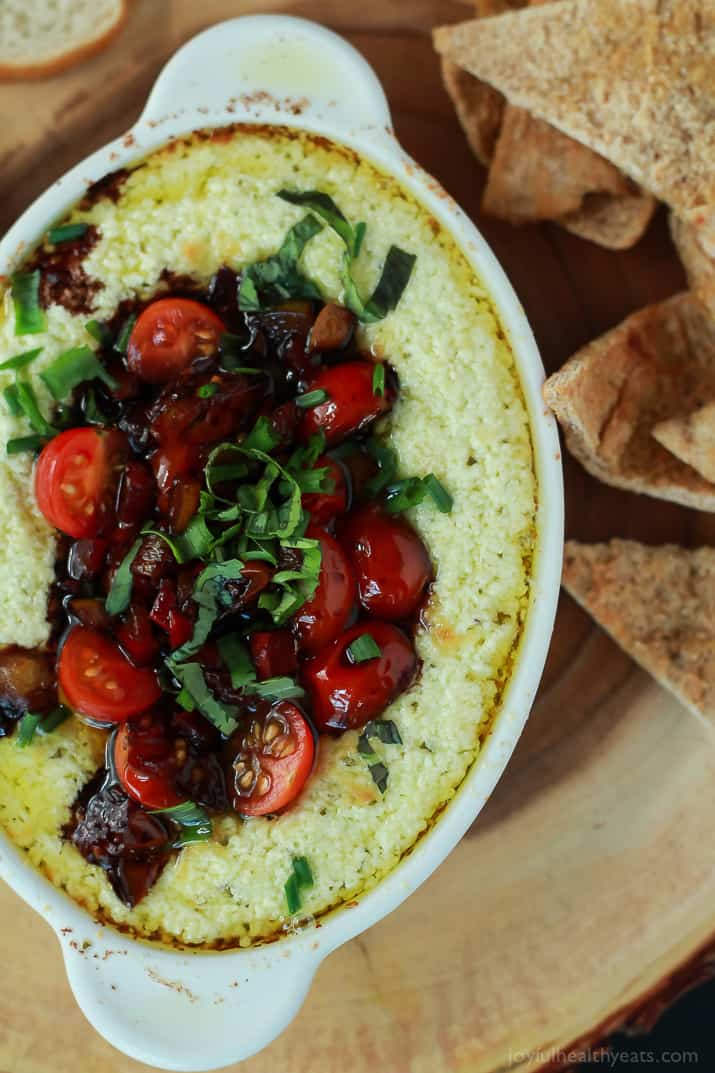 A quick appetizer recipe perfect for the holidays, this Baked Goat Cheese Dip will rock your world! | m.albarakaa.com 俯视图的烤山羊奶酪蘸上香脂烤面包