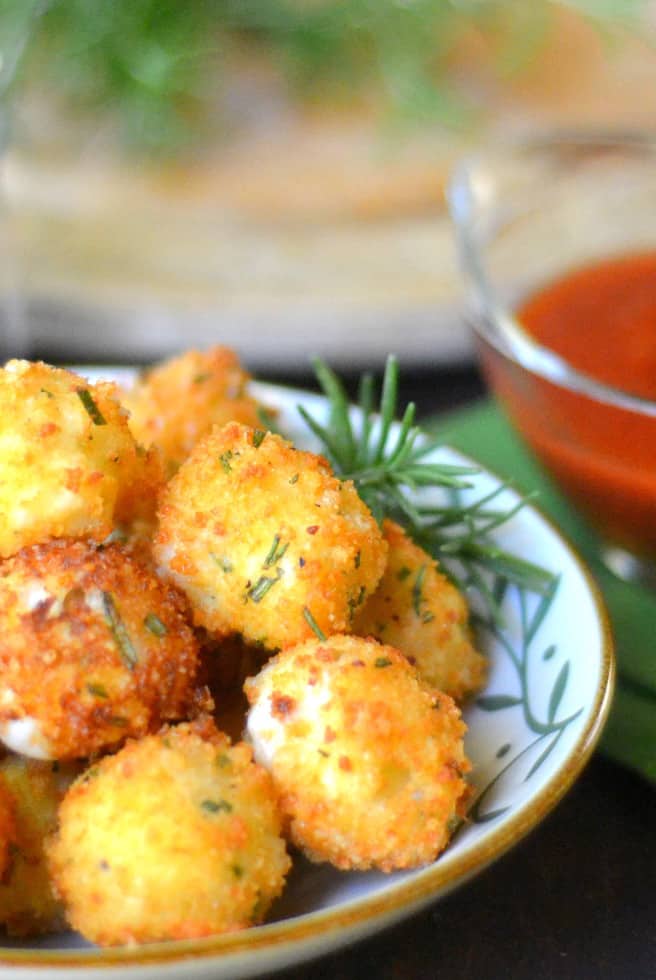 32 Easy Party Appetizers 一碗炒迷迭香莫扎雷拉球配迷迭香枝