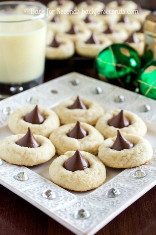 35 Must Have Christmas Cookie Recipes 一盘蛋奶酒饼干旁边有两个绿色的圣诞饰品