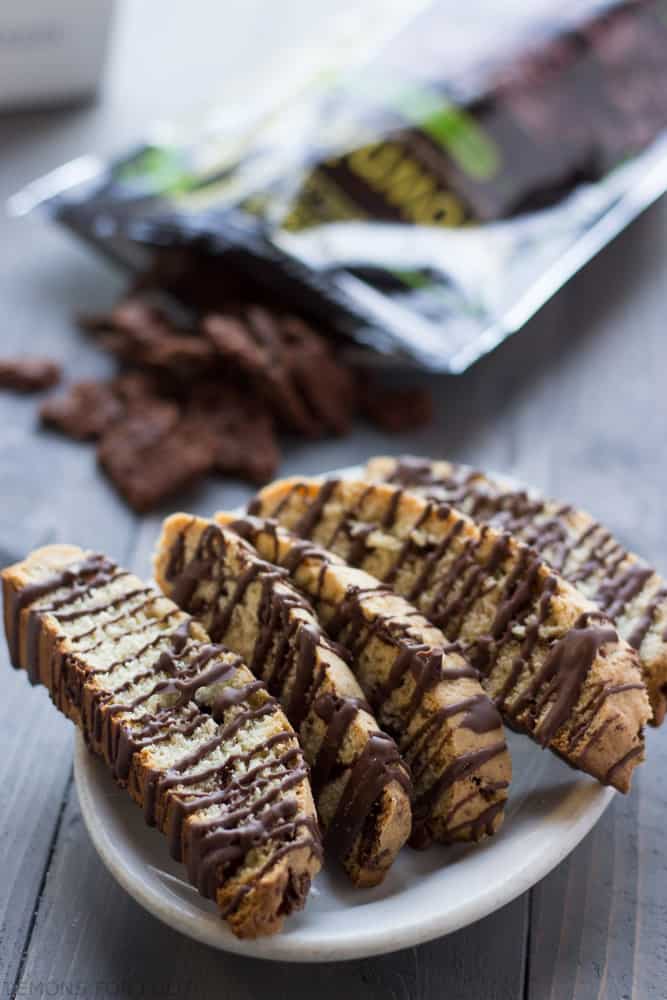 35 Must Have Christmas Cookie Recipes 一盘薄荷布朗尼脆饼,旁边是一袋布朗尼脆饼