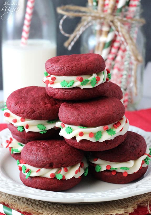 35 Must Have Christmas Cookie Recipes 盘子里的一叠红丝绒饼干三明治