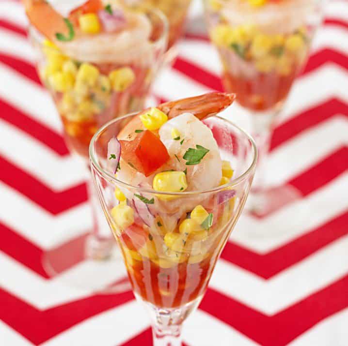 32 Easy Party Appetizers 一个虾和玉米萨尔萨射手与红白条纹背景