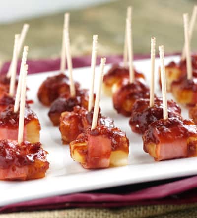 32 Easy Party Appetizers 羊皮纸包装的甜培根菠萝棒棒糖