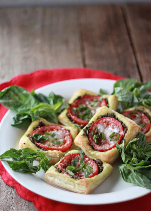 32 Easy Party Appetizers 五个番茄香蒜沙司蛋挞放在红桌布上