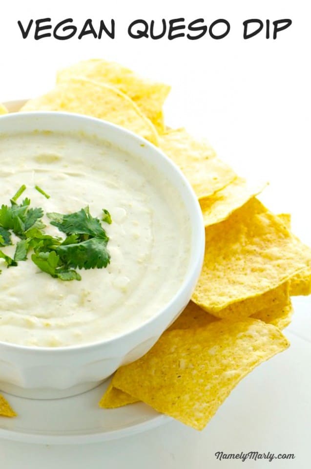32 Easy Party Appetizers 一碗纯素Queso配墨西哥玉米片蘸酱