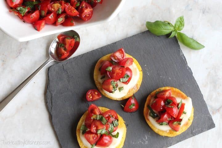 32 Easy Party Appetizers 三个西红柿拼装在灰色餐巾上