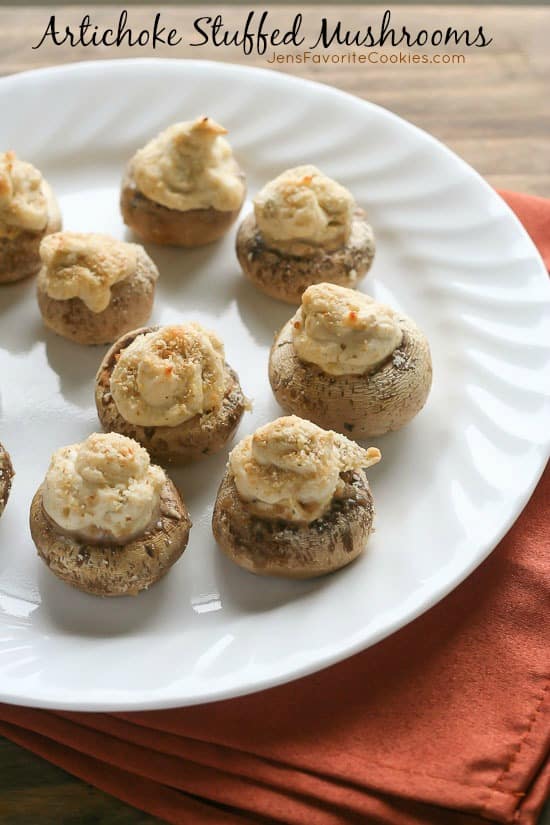32 Easy Party Appetizers 酒红色餐巾纸上的盘子里有八个洋蓟馅蘑菇