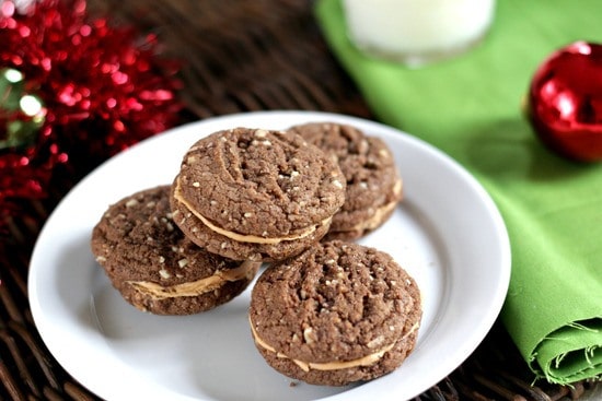 35 Must Have Christmas Cookie Recipes 四个墨西哥热巧克力饼干放在盘子里,旁边是一个绿色的餐垫