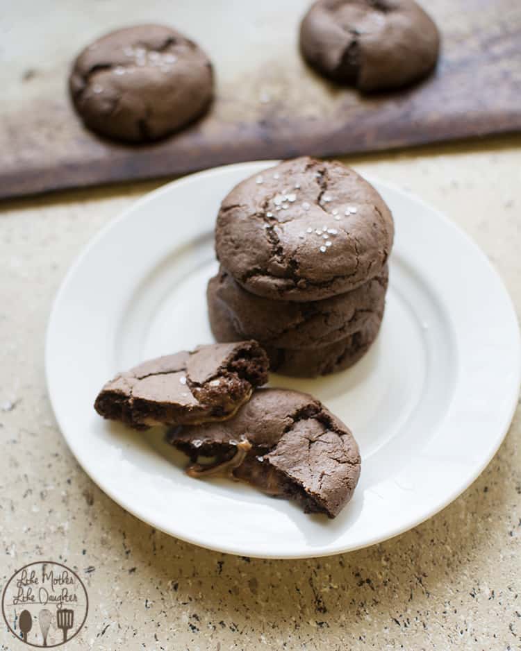 35 Must Have Christmas Cookie Recipes 白色盘子里的一堆Rolo饼干