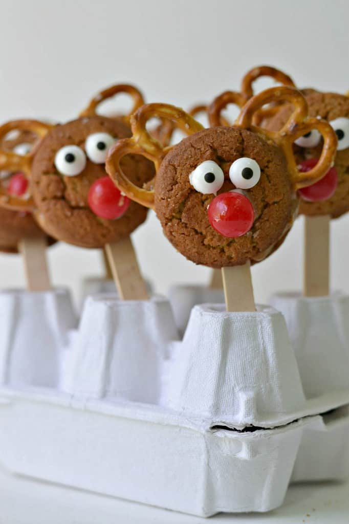 35 Must Have Christmas Cookie Recipes 四只驯鹿饼干夹着一个鸡蛋盒