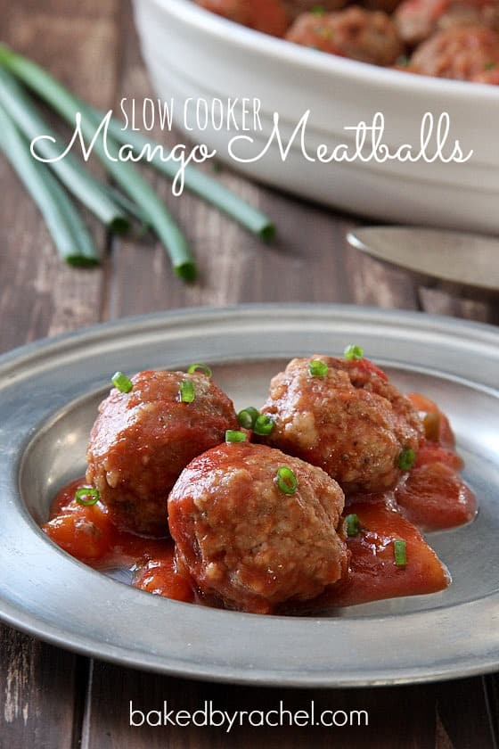 32 Easy Party Appetizers 三个慢炖芒果肉丸放在盘子里