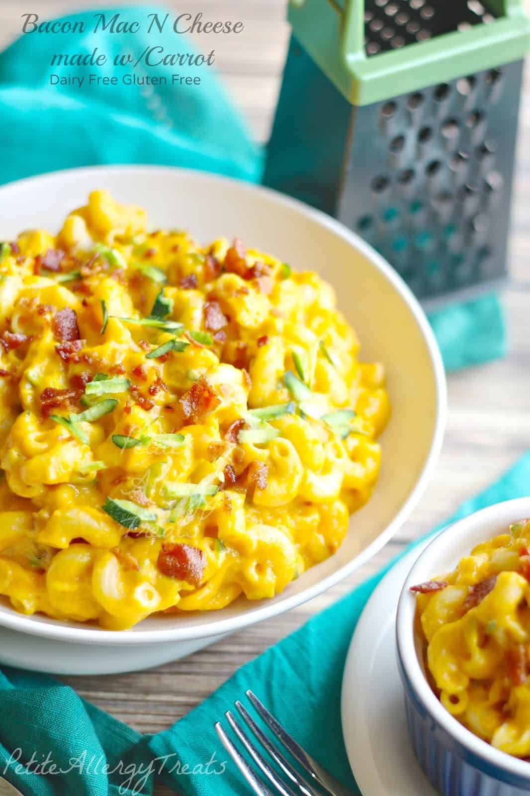 25 Healthy Dinner Recipes 一大碗培根通心粉奶酪,旁边是奶酪刨丝器