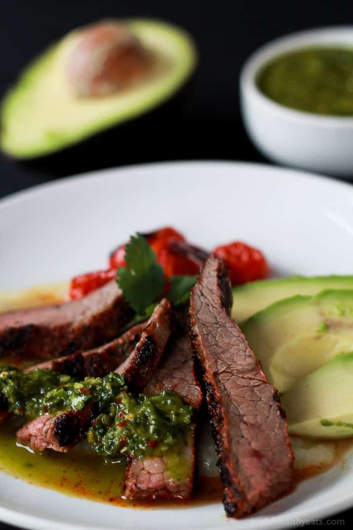 Healthy + Easy Chili Rubbed Flank Steak served with fresh chimichurri sauce, done in 30 minutes. Soooo stinking good! | m.albarakaa.com #recipes #eathealthy #glutenfree 切成薄片的辣椒抹牛腩牛排,配上新鲜的墨西哥辣椒酱和鳄梨