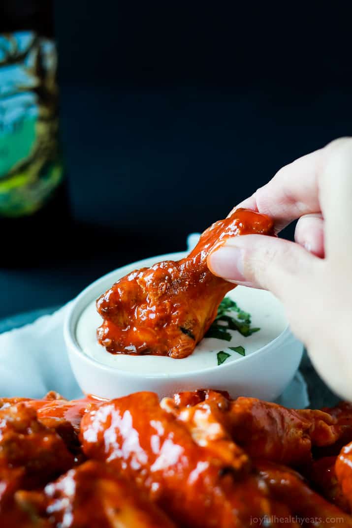 A healthier version of the Classic Buffalo Baked Chicken Wings, these are baked and still have the same crispy sauce taste! | m.albarakaa.com #recipes #appetizer 布法罗鸡翅沾上奶油酱