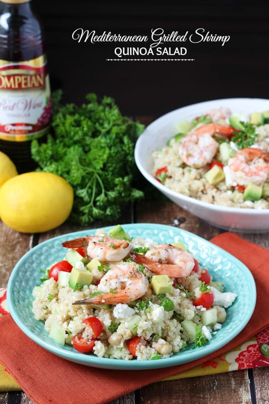 25 Healthy Dinner Recipes 一盘蓝色的地中海烤虾藜麦沙拉