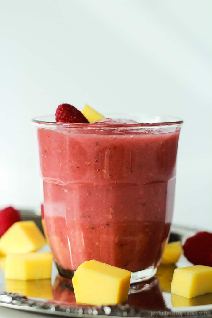 Nutrient packed Raspberry Mango Smoothie that is dairy free & sugar free and absolutely delicious! | www.joyfulheatlhyeats.com #eathealthy #recipes 营养包装的覆盆子芒果奶昔,不含乳制品和糖,绝对美味!| www.joyfulheatlhyeats.com #健康#食谱