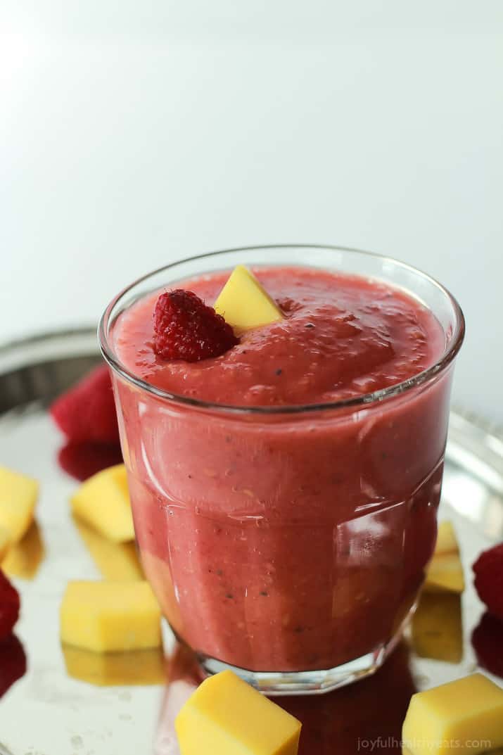 Nutrient packed Raspberry Mango Smoothie that is dairy free & sugar free and absolutely delicious! | www.joyfulheatlhyeats.com #eathealthy #recipes 营养包装的覆盆子芒果奶昔,不含乳制品和糖,绝对美味!| www.joyfulheatlhyeats.com #健康#食谱