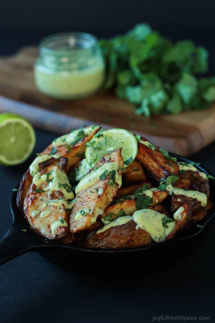 These Oven Roasted Potato Wedges actually turn out crispy, and the Avocado Wasabi Aioli rocks! | m.albarakaa.com #recipes 这些烤箱烤的薯角真的很酥脆,还有鳄梨芥末蒜泥蛋黄酱!| m.albarakaa.com食谱