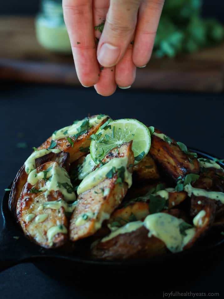 These Oven Roasted Potato Wedges actually turn out crispy, and the Avocado Wasabi Aioli rocks! | m.albarakaa.com #recipes 这些烤箱烤的薯角真的很酥脆,还有鳄梨芥末蒜泥蛋黄酱!| m.albarakaa.com食谱