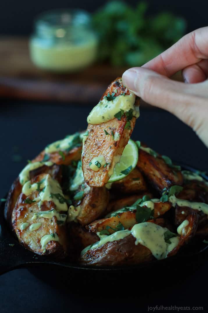 These Oven Roasted Potato Wedges actually turn out crispy, and the Avocado Wasabi Aioli rocks! | m.albarakaa.com #recipes 这些烤箱烤的薯角真的很酥脆,还有鳄梨芥末蒜泥蛋黄酱!| m.albarakaa.com食谱