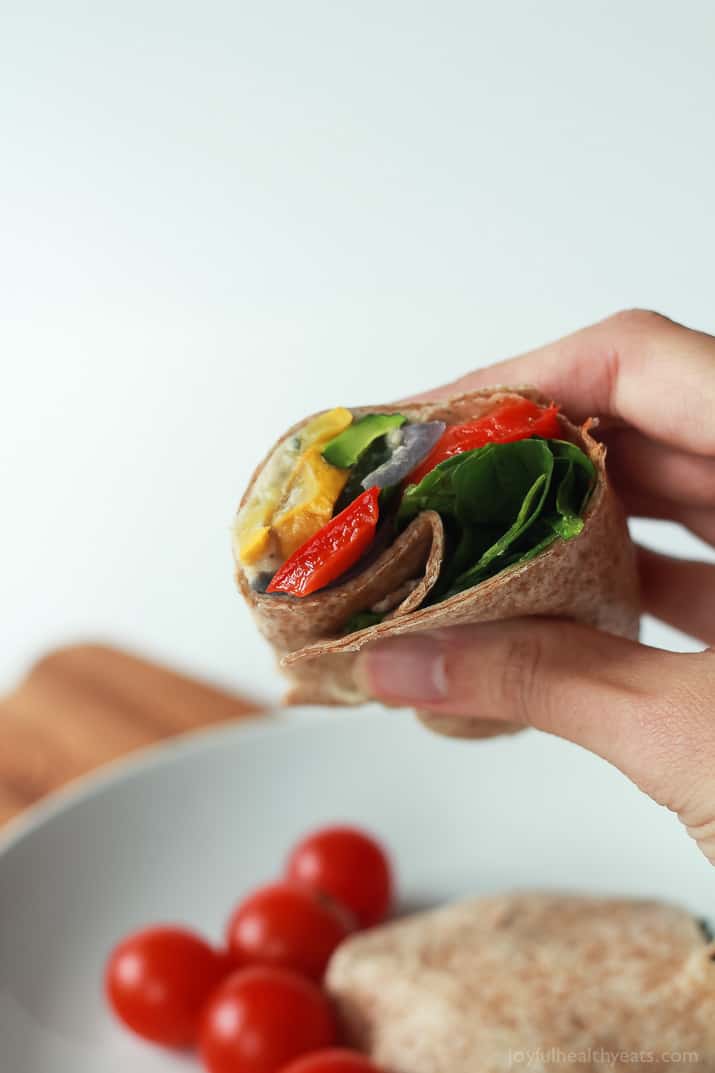 Healthy + Easy Roasted Vegetable Wraps with a Roasted Garlic White Bean Hummus, this is seriously amazing! | m.albarakaa.com #eathealthy #recipes 健康+易烤的蔬菜包装与烤大蒜白豆鹰嘴豆,这真的很棒!|m.albarakaa.com #eathealthy #recipes.
