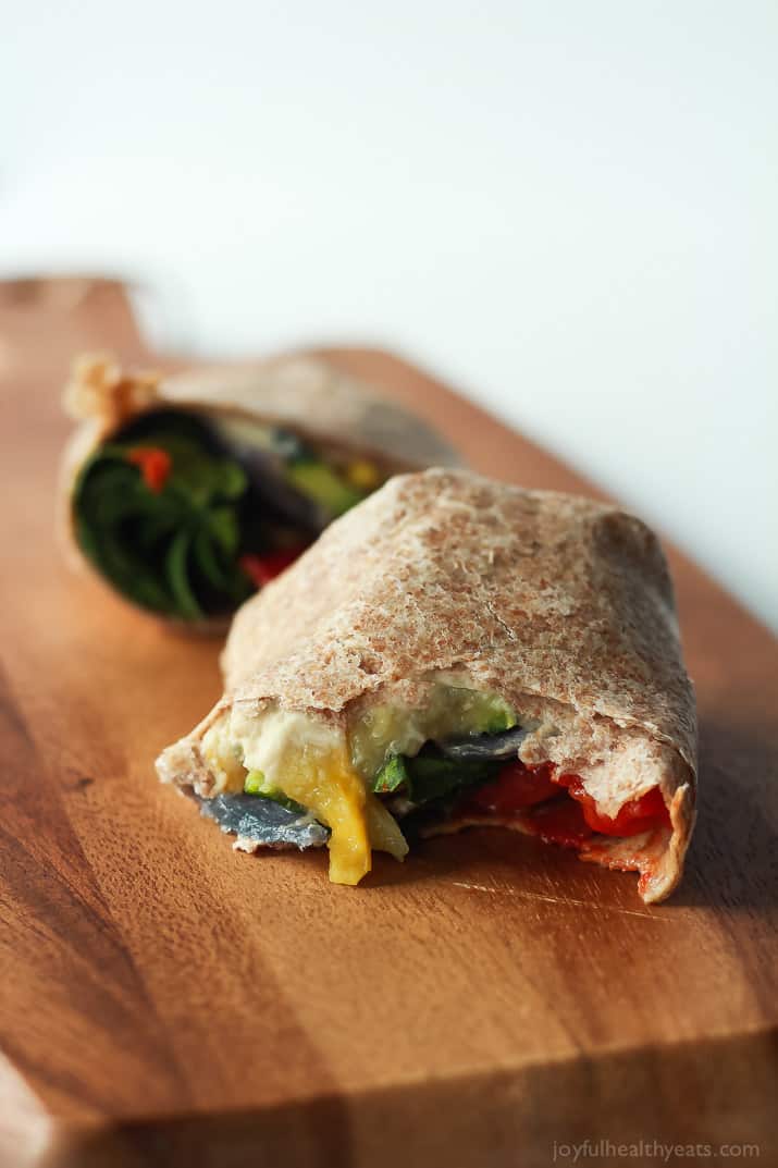 Healthy + Easy Roasted Vegetable Wraps with a Roasted Garlic White Bean Hummus, this is seriously amazing! | m.albarakaa.com #eathealthy #recipes 健康+易烤的蔬菜包装与烤大蒜白豆鹰嘴豆,这真的很棒!|m.albarakaa.com #eathealthy #recipes.