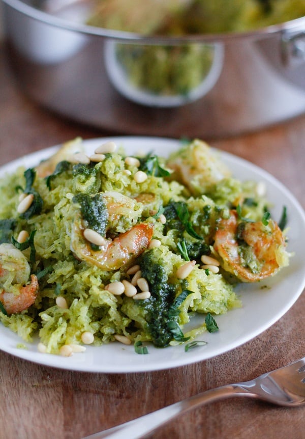 25 Healthy Dinner Recipes 一盘意大利面南瓜配香蒜酱炒虾