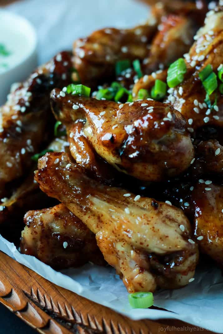 The BEST sauce ever and only for 4 ingredients, this is a must make! Tangy Honey Mustard Baked Chicken Wings | m.albarakaa.com #appetizer #recipes 用羊皮纸把一堆烤鸡翅放在篮子里