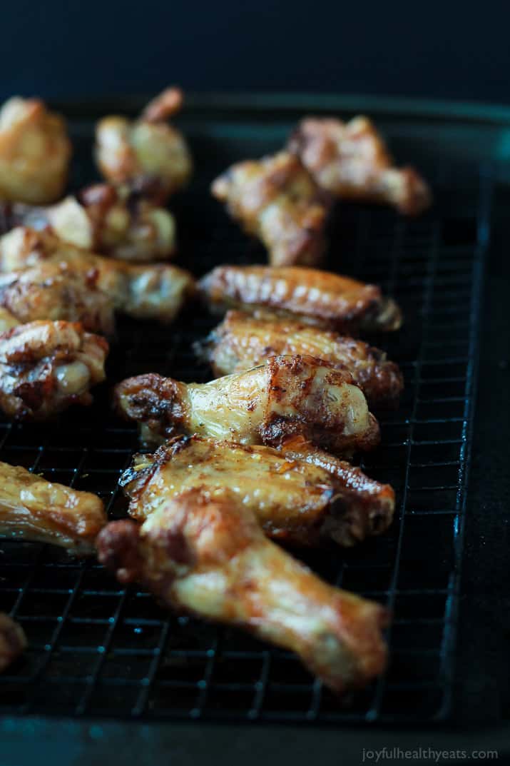 The BEST sauce ever and only for 4 ingredients, this is a must make! Tangy Honey Mustard Baked Chicken Wings | m.albarakaa.com #appetizer #recipes 烤架上的烤鸡翅