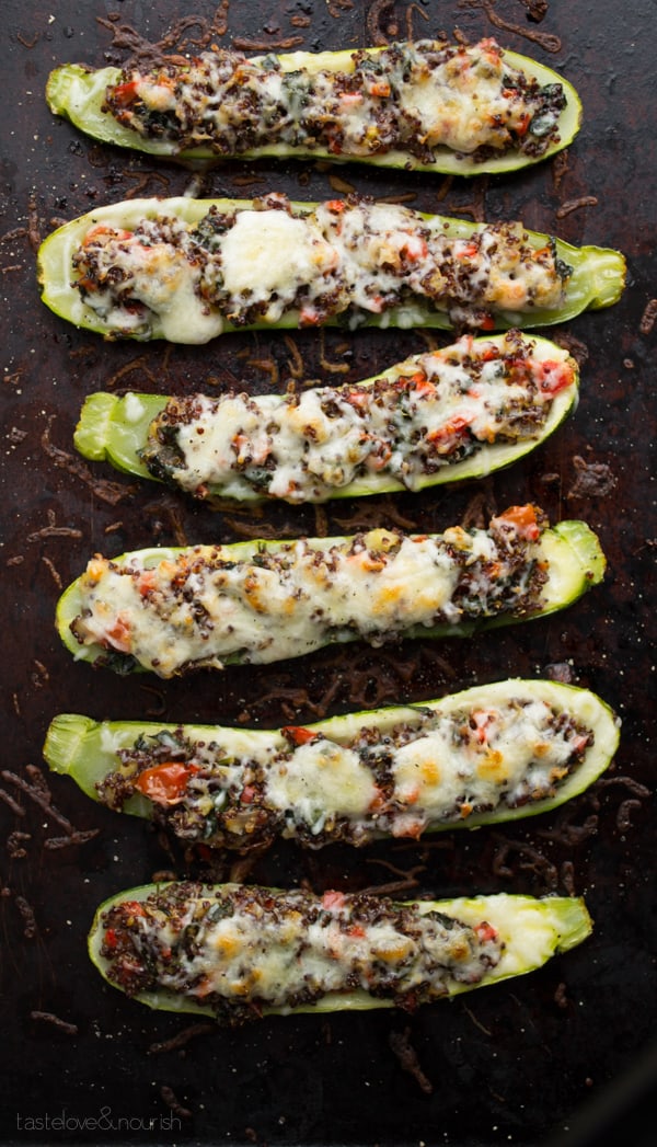 25 Healthy Dinner Recipes 六个蔬菜和藜麦馅西葫芦排成一排