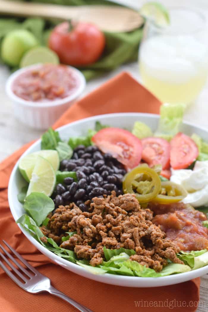 25 Healthy Dinner Recipes 一份健康的玉米卷沙拉放在叉子旁边的盘子里