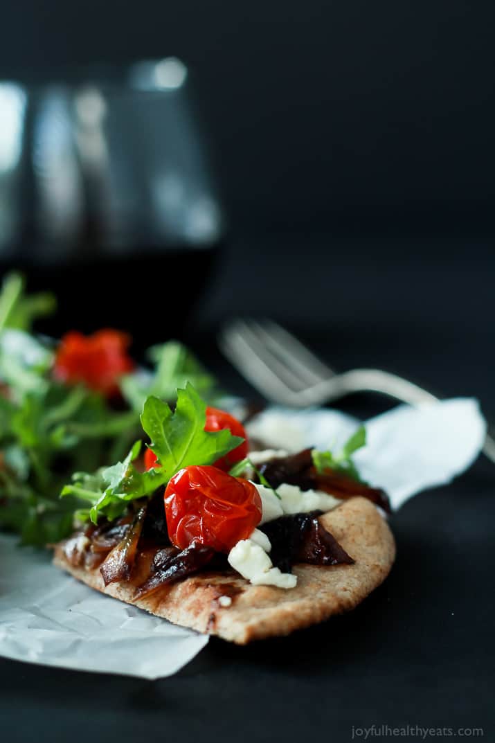 Add this low carb recipe to your collection of 30 minute meals; Pita Pizza that's not shy on flavor. | m.albarakaa.com #vegetarian #recipes 一片皮塔披萨,配香焦糖洋葱、羊乳酪、番茄和芝麻菜
