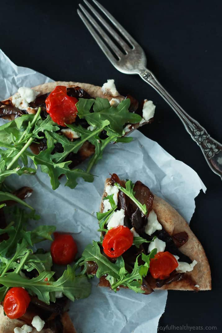 Add this low carb recipe to your collection of 30 minute meals; Pita Pizza that's not shy on flavor. | m.albarakaa.com #vegetarian #recipes 四等份的皮塔披萨,加香焦糖洋葱,羊乳酪,番茄和芝麻菜