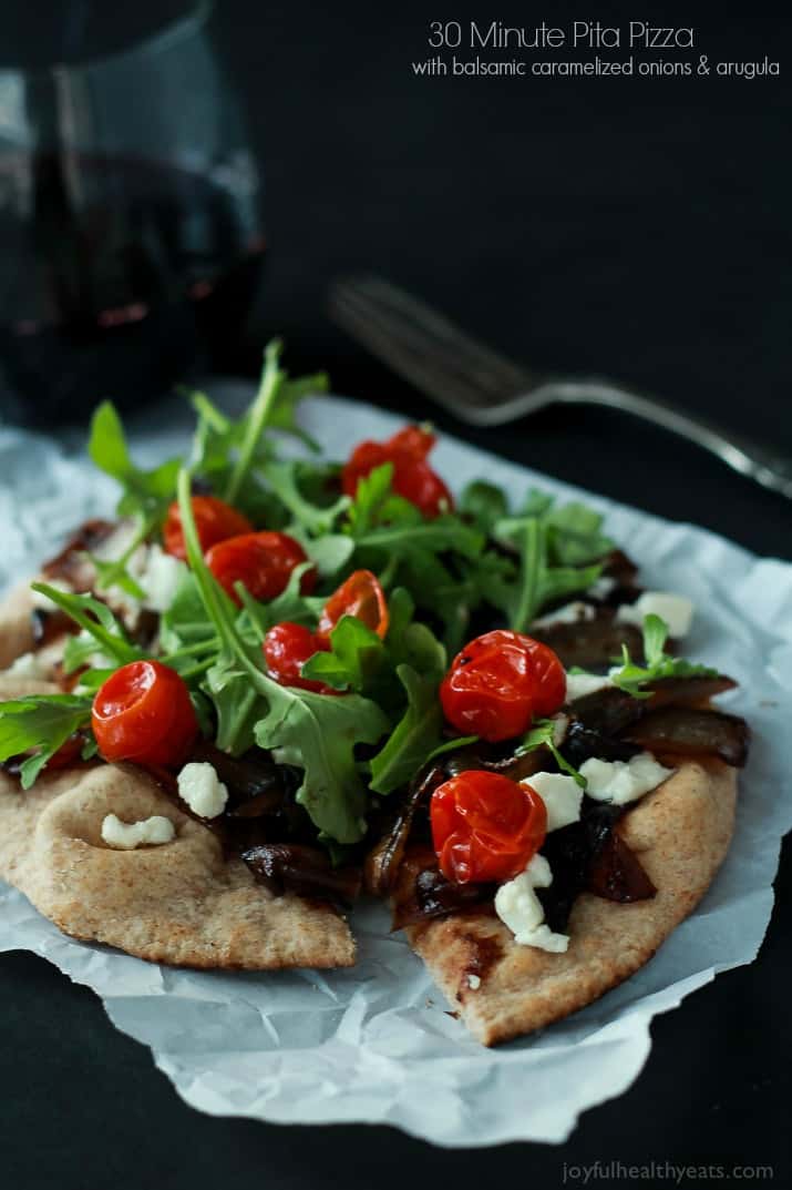 Add this low carb recipe to your collection of 30 minute meals; Pita Pizza that's not shy on flavor. | m.albarakaa.com #vegetarian #recipes 皮塔比萨配香焦糖洋葱,羊乳酪,番茄和芝麻菜